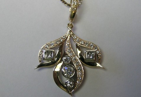 Uniquely designed ladies diamond pendant