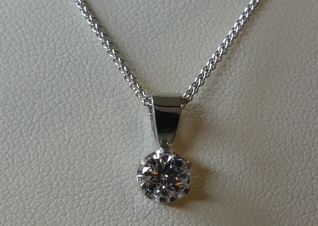 Round brilliant cut diamond pendant
