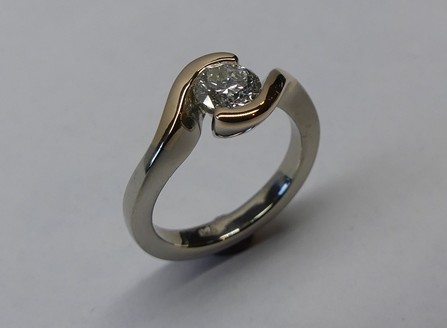 Solitaire diamond bypass design engagement ring