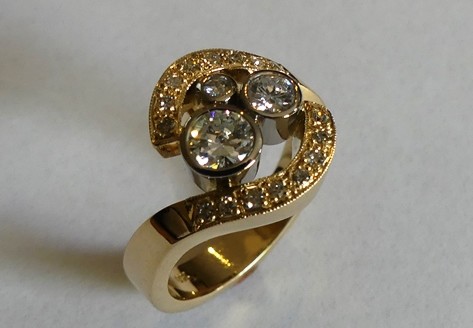 Contemporary design round brilliant cut diamond dress ring