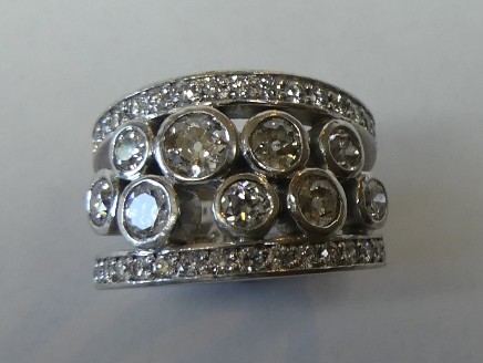Magnificent round brilliant cut diamond ladies dress ring