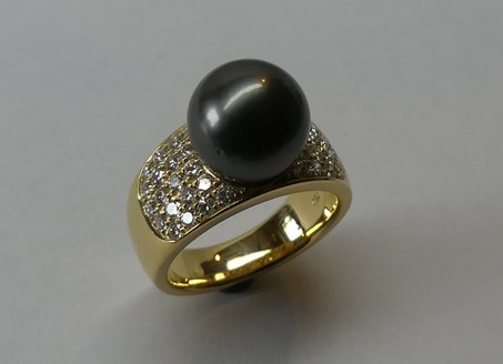 Spectacular Tahitian pearl and diamond dress ring