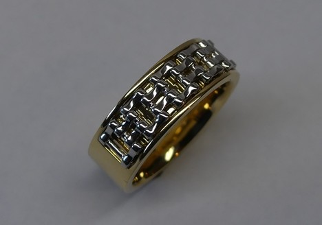 Gents ring with chain inlay