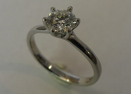 Solitaire diamond platinum engagement ring